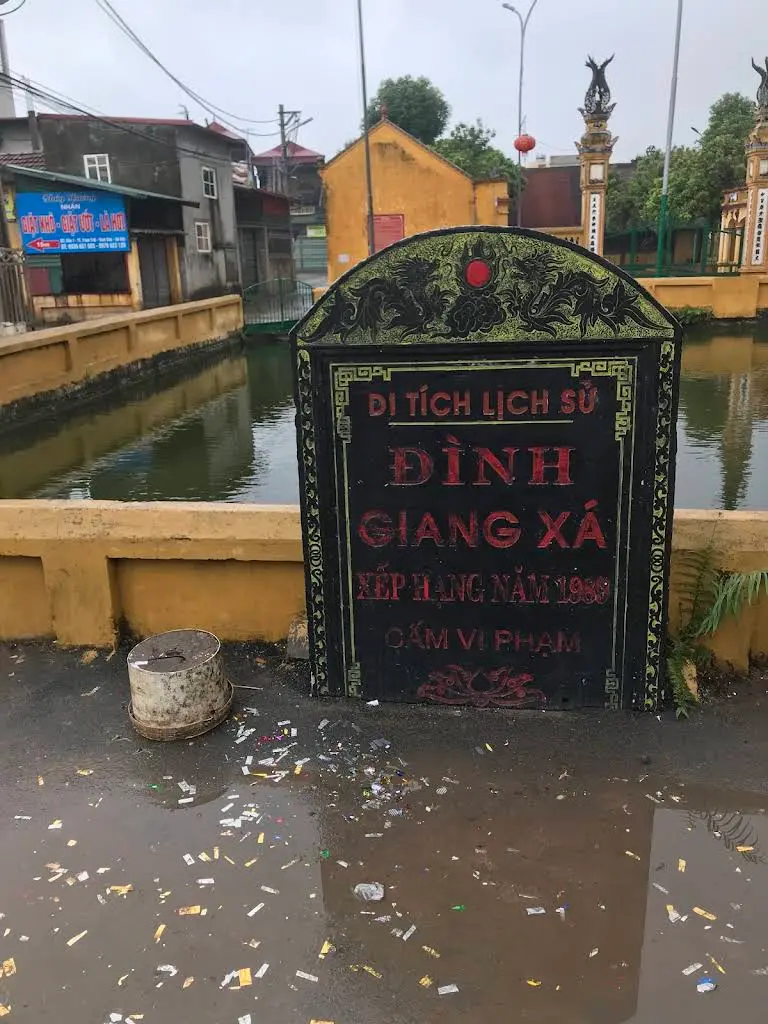 Biển tên di tích Đình Giang Xá