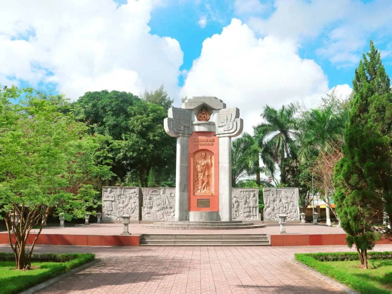 Đài tưởng niệm các chiến sỹ yêu nước và cách mạng bị giam cầm tại khuôn viên Bảo tàng Xô Viết Nghệ Tĩnh