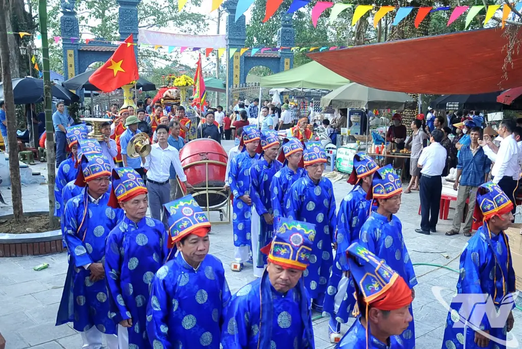 Cảnh rước lễ vào đình tại Lễ hội Đình Phương Độ