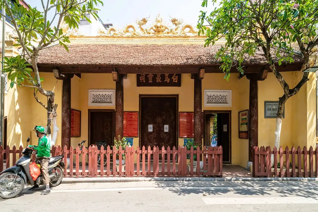 Đền Bạch Mã nằm trong Thăng Long Tứ Trấn