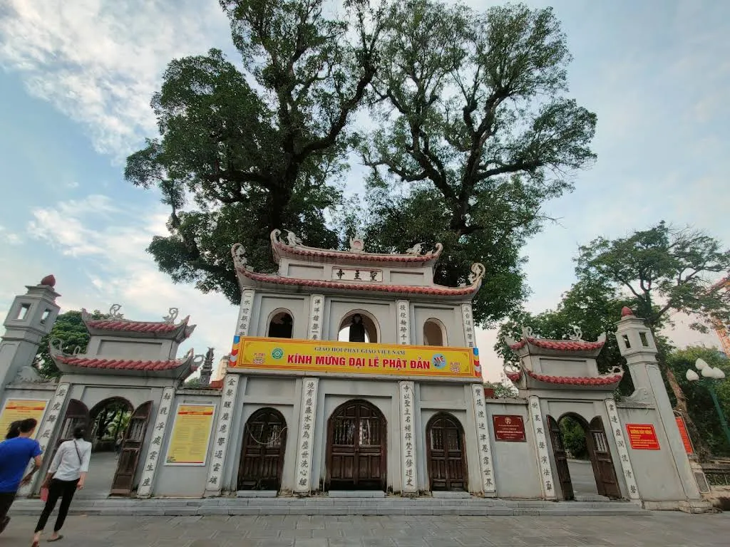 Cổng tam quan di tích Chùa Thánh Chúa