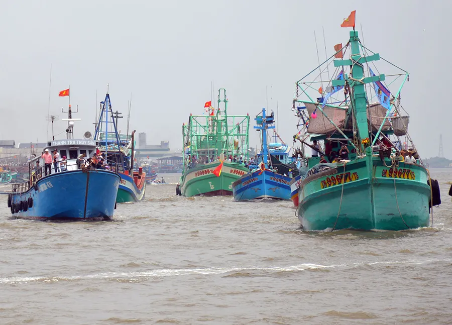 Các đoàn tàu ra khơi tham gia Lễ hội Nghinh Ông Sông Đốc