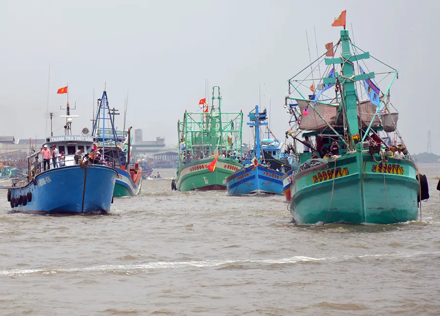Các đoàn tàu ra khơi tham gia Lễ hội Nghinh Ông Sông Đốc