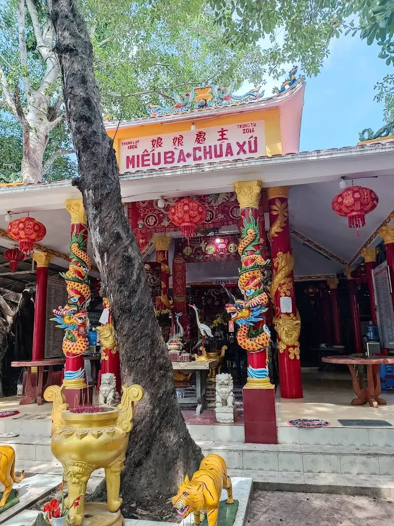 Cảnh quan di tích Miếu Xóm Đồng