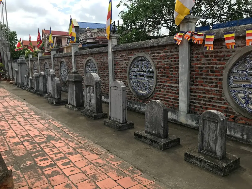 Dãy bia đá bên trong khuôn viên Chùa Trịnh Xá