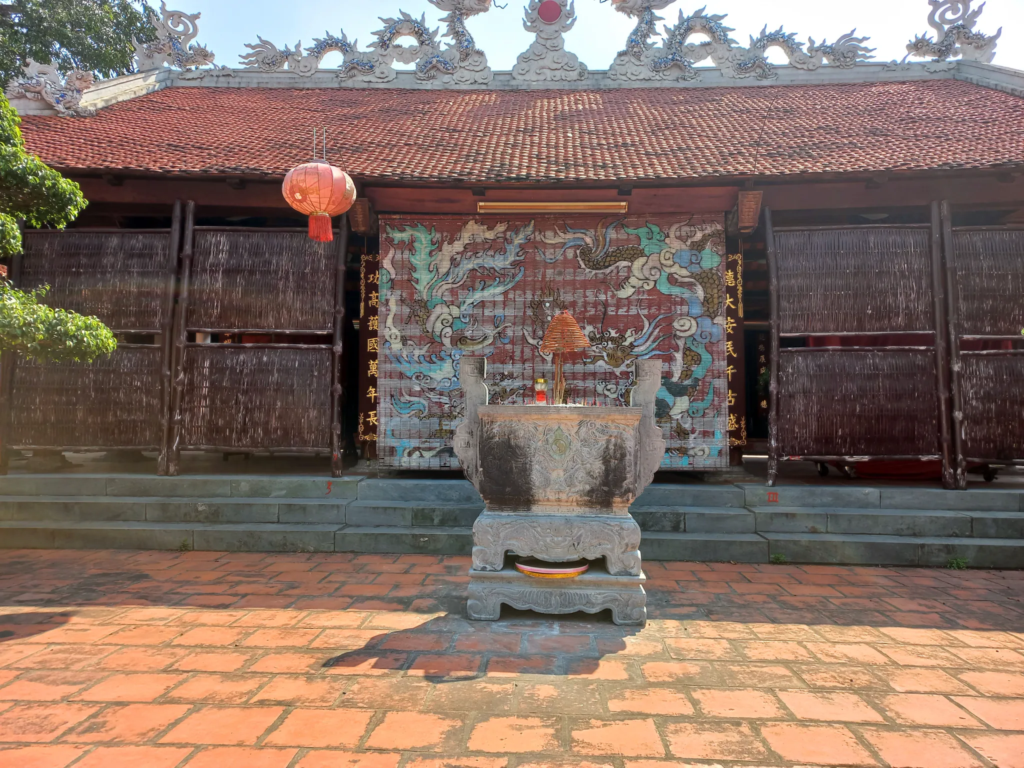 Lư hương ở sân đình Miêu Nha