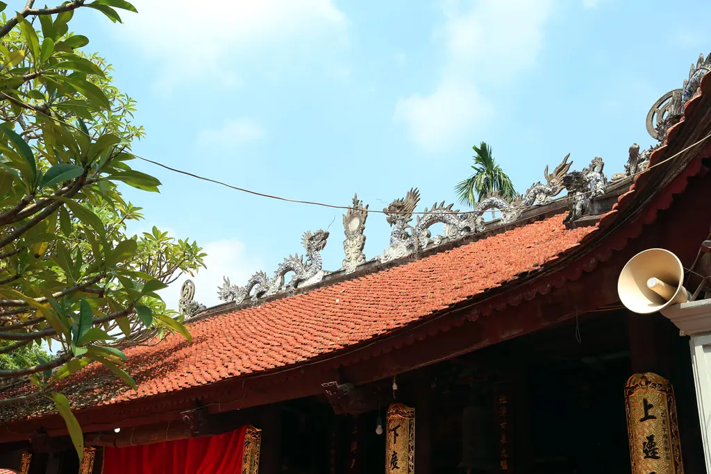 Lưỡng long chầu nguyệt trên mái đình Hòe Thị
