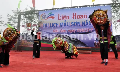 Múa sư tử mèo tại Lễ hội Liên hoan Du lịch Mẫu Sơn.