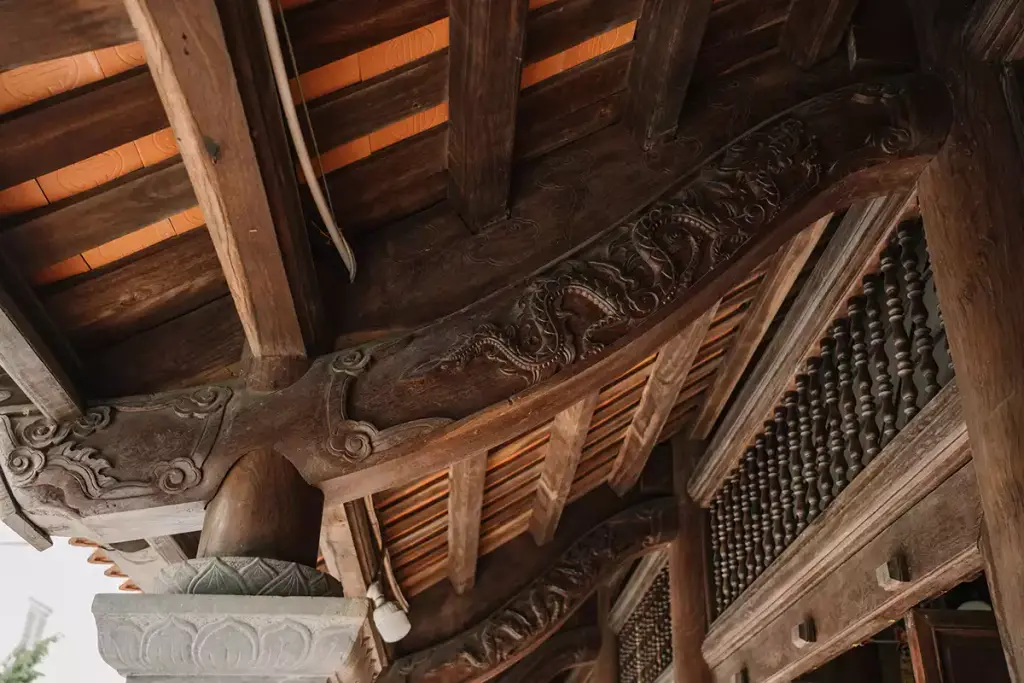 Chạm khắc rồng tại Chùa Vua