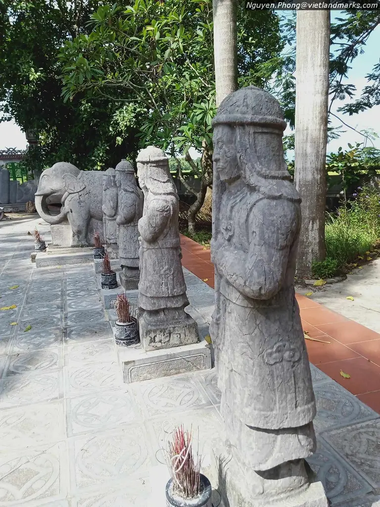 Dãy tượng đá bên trong khuôn viên Lăng quận công Chu Xuân Hãn