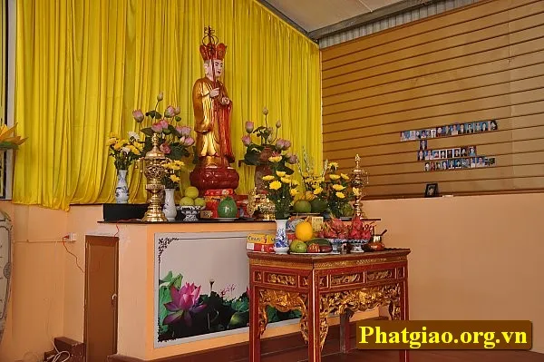 Ban thờ bên trong Chùa Diệc