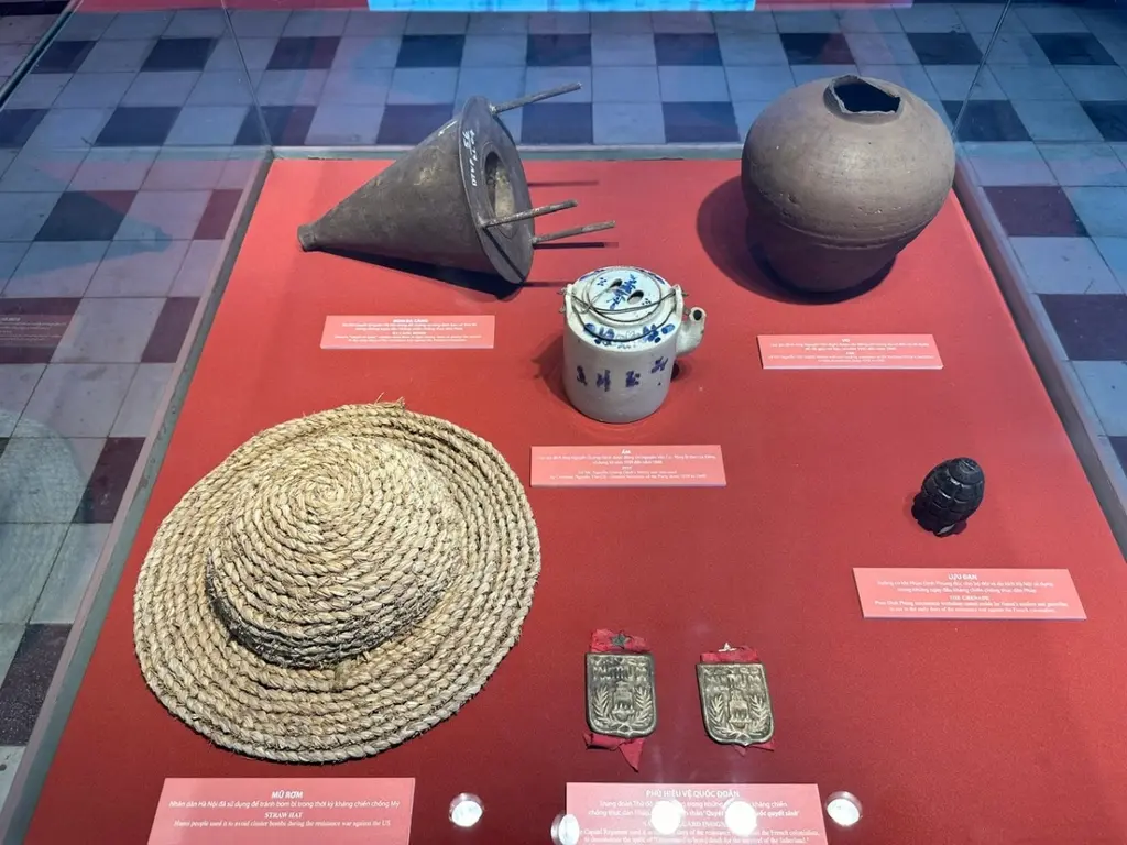 Hiện vật tại di tích Ngôi nhà số 90 phố Hàng Bông Thợ Nhuộm