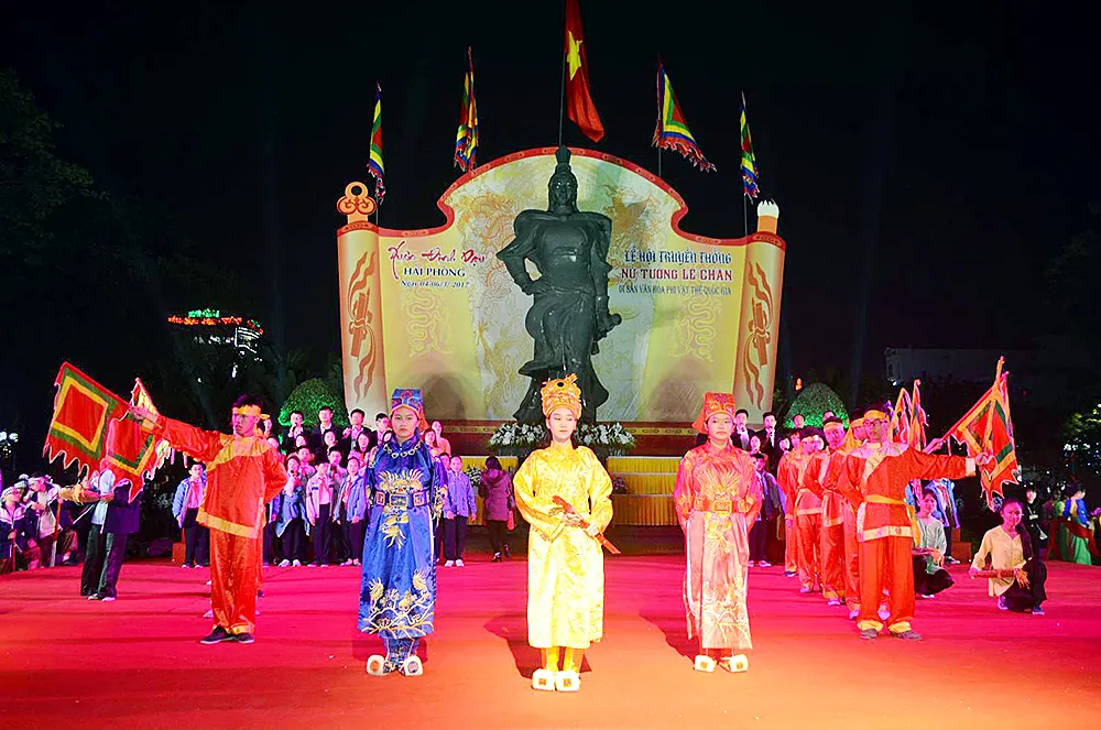 Lễ dâng hương tại Quảng trường Tượng đài Nữ tướng Lê Chân