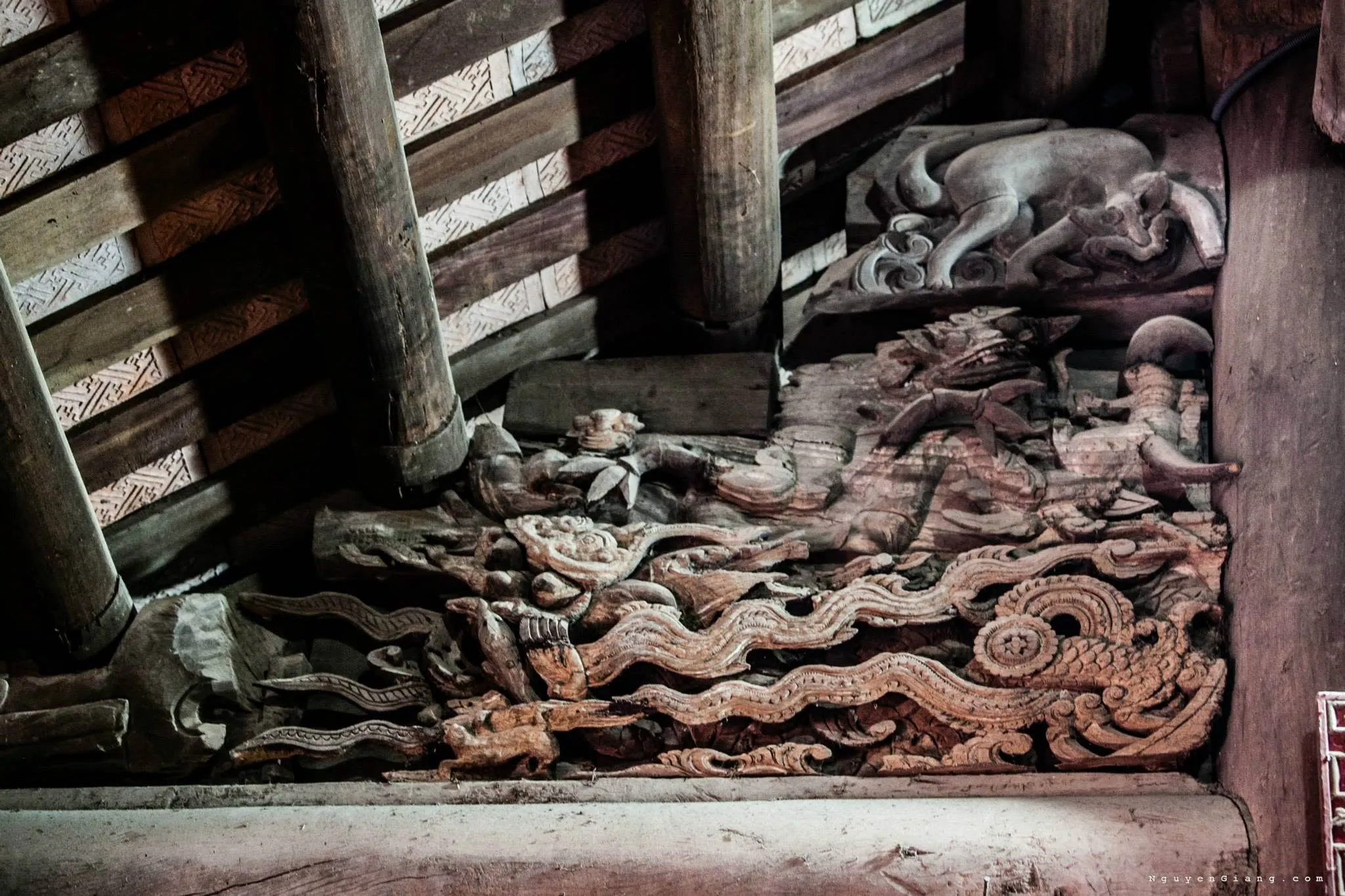 Điêu khắc gỗ trong Đình Tường Phiêu