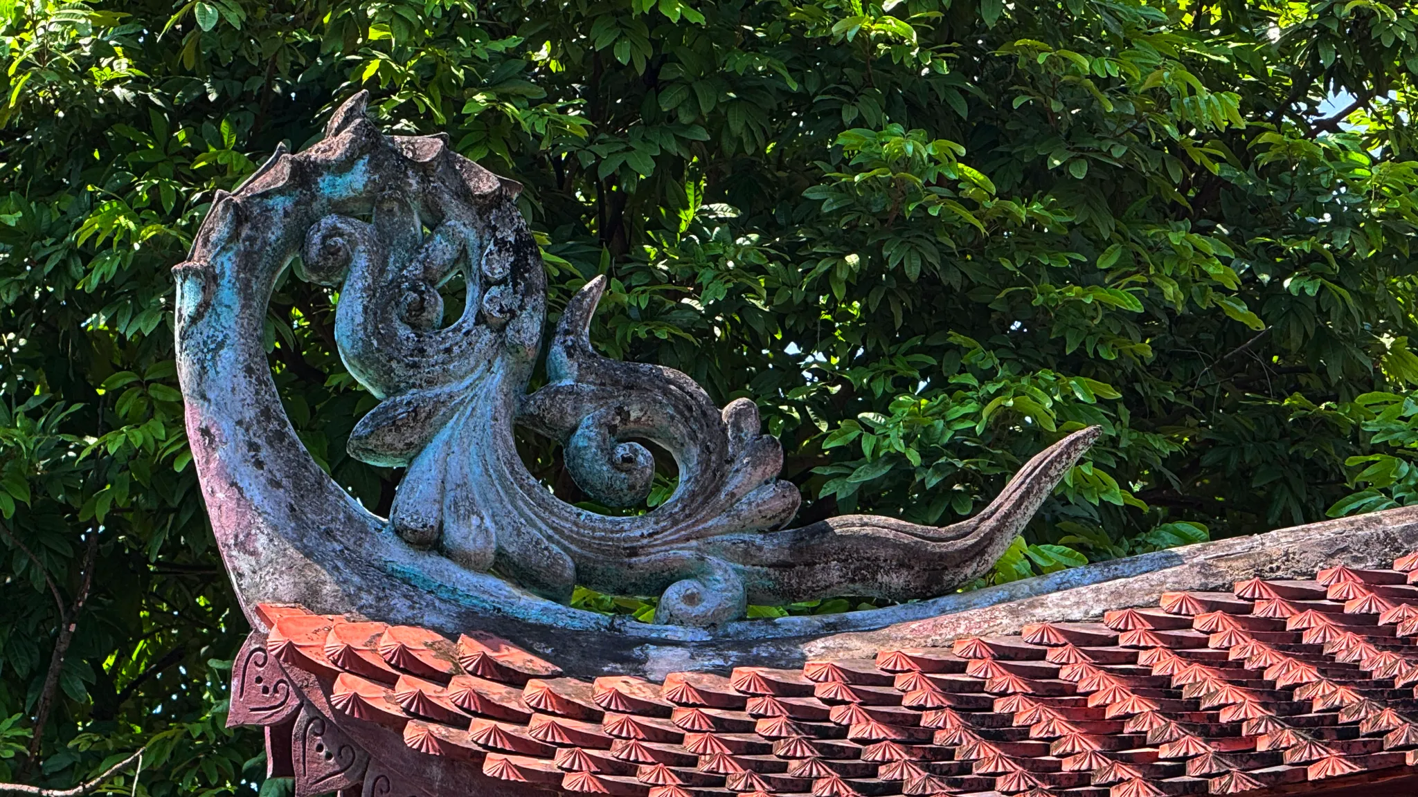 Mái đao gian thờ Đức thánh làng Hậu Ái