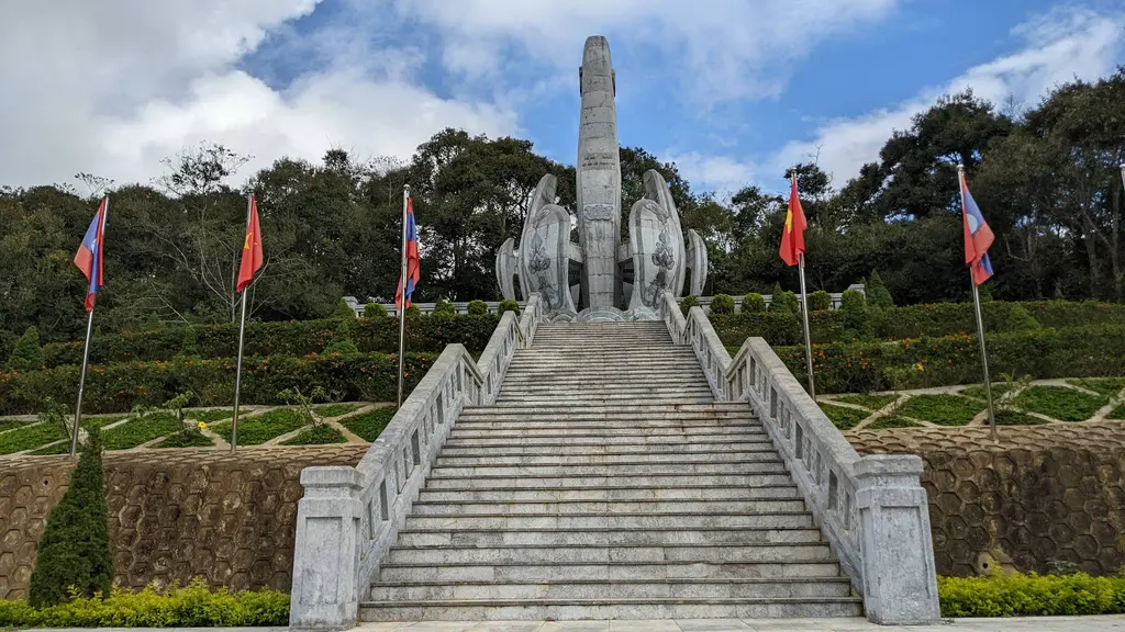 Cảnh quan bên ngoài Khu Di Tích Lịch Sử Cách Mạng Việt Nam - Lào
