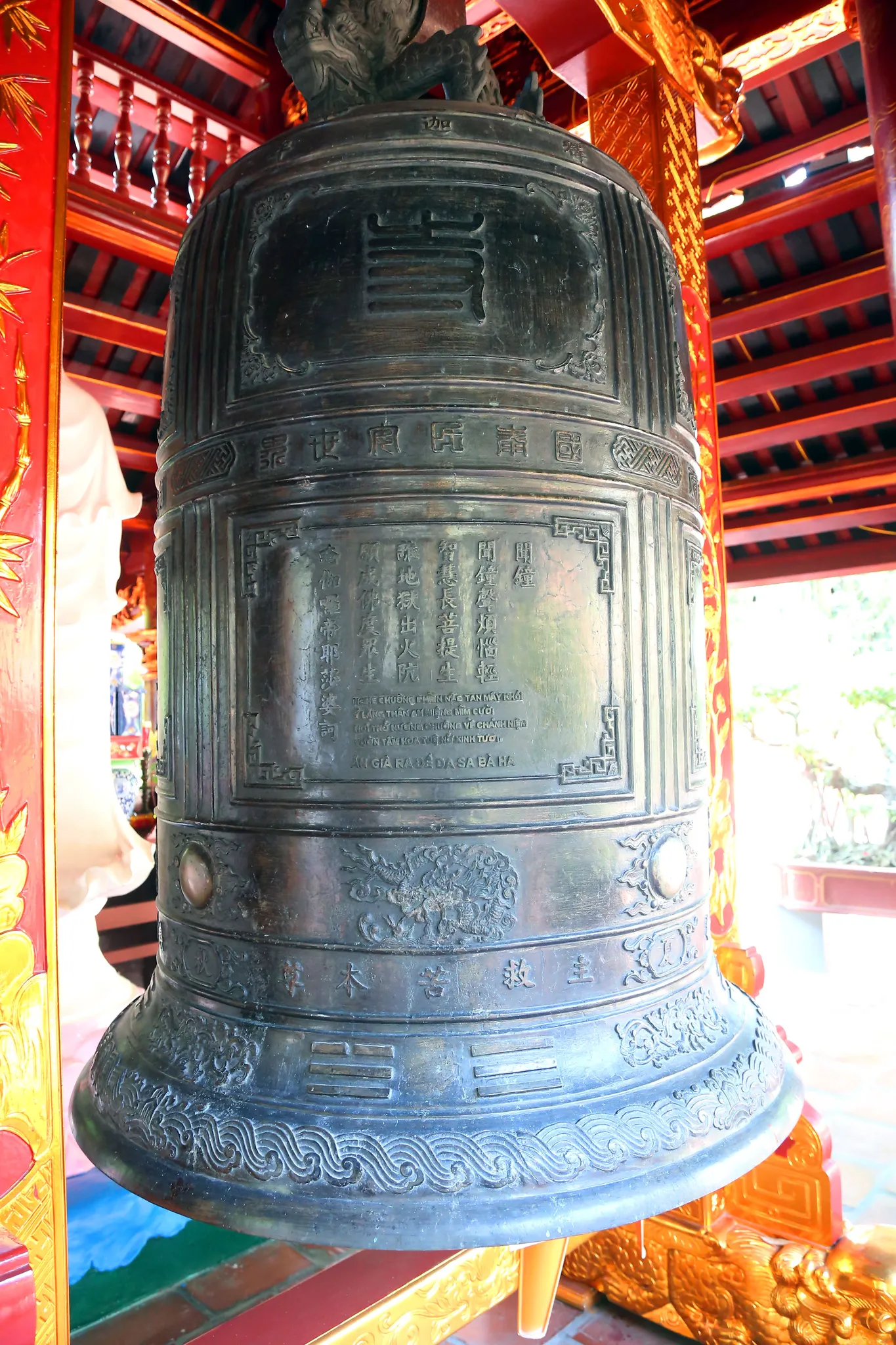 Chuông chùa Linh Ứng