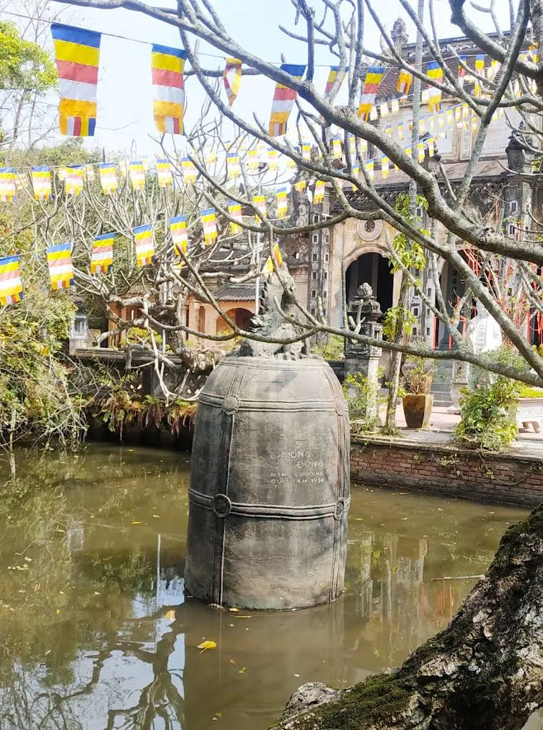 Quả Chuông nặng 9 tấn giữ lòng hồ chùa Cổ Lễ
