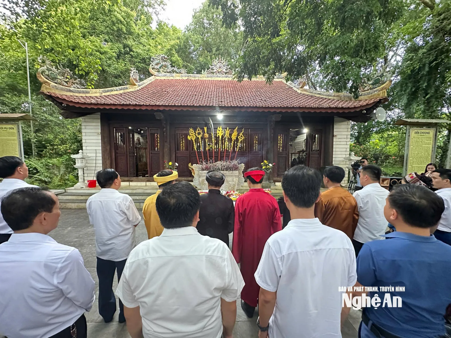 Quang cảnh lễ dân hương tại lễ hội Đền Choọng