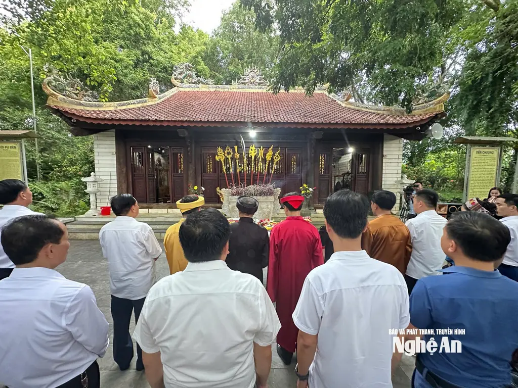 Quang cảnh lễ dân hương tại lễ hội Đền Choọng