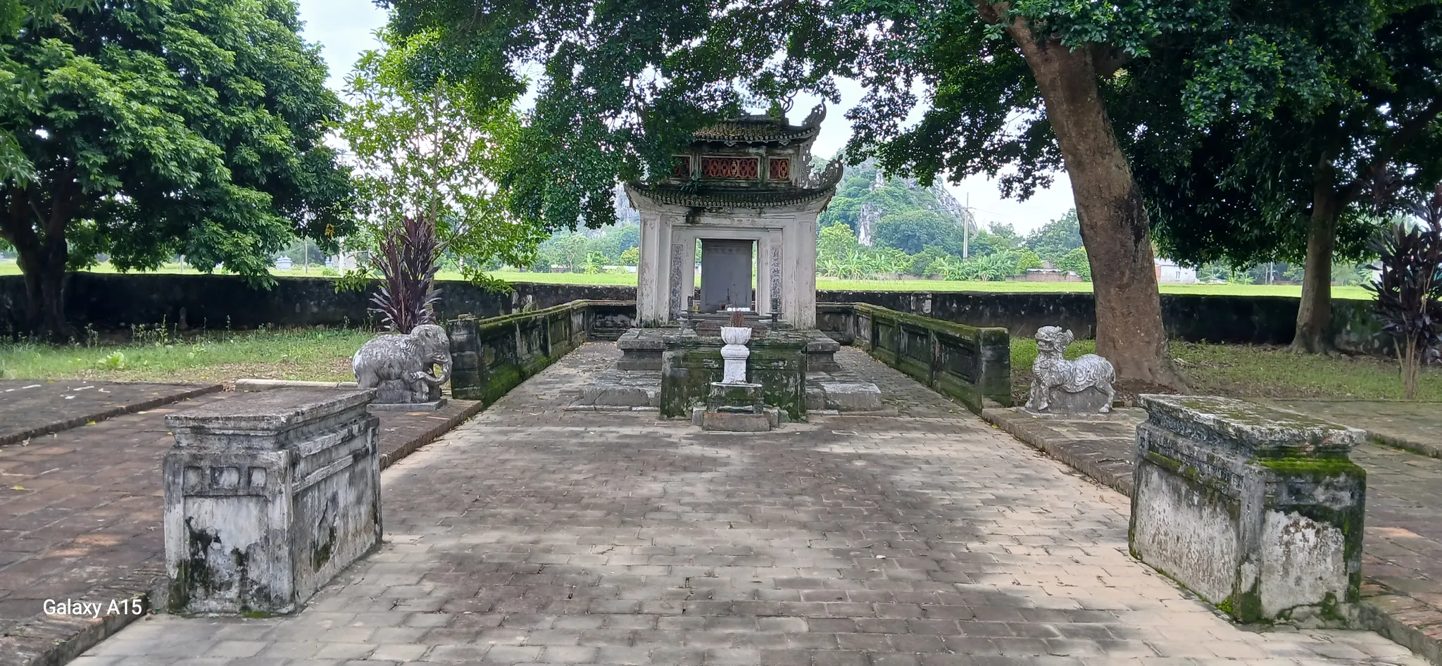 Bên trong khuôn viên di tích đình Quán Thánh làng Quyết Tiến, Tiên Phương