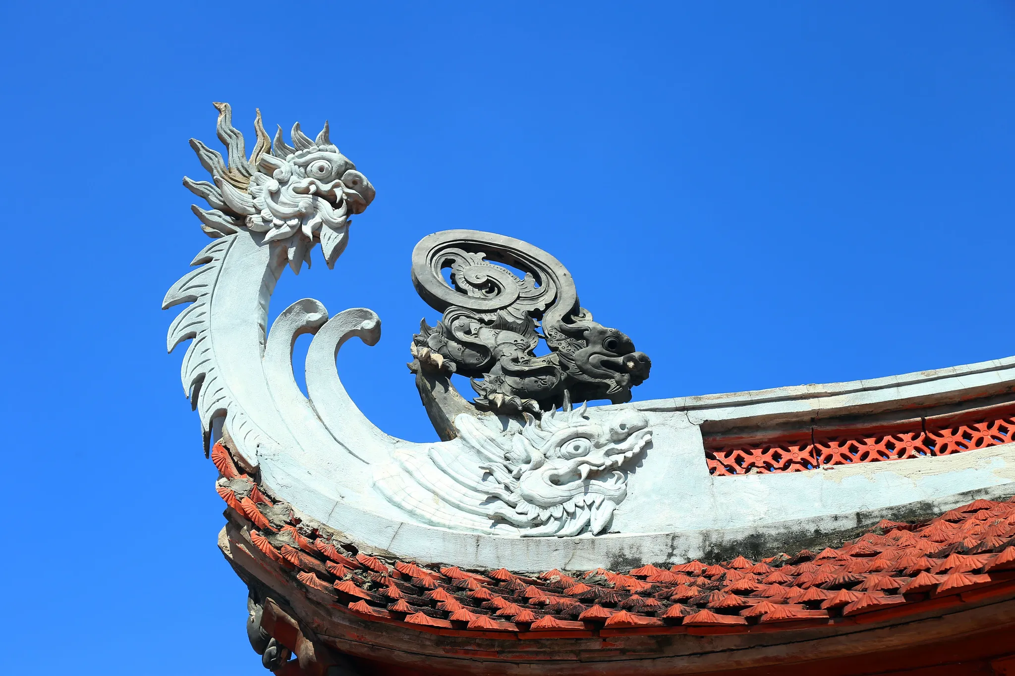 Họa tiết đầu rồng trên mái đao lối vào đình Tu Hoàng