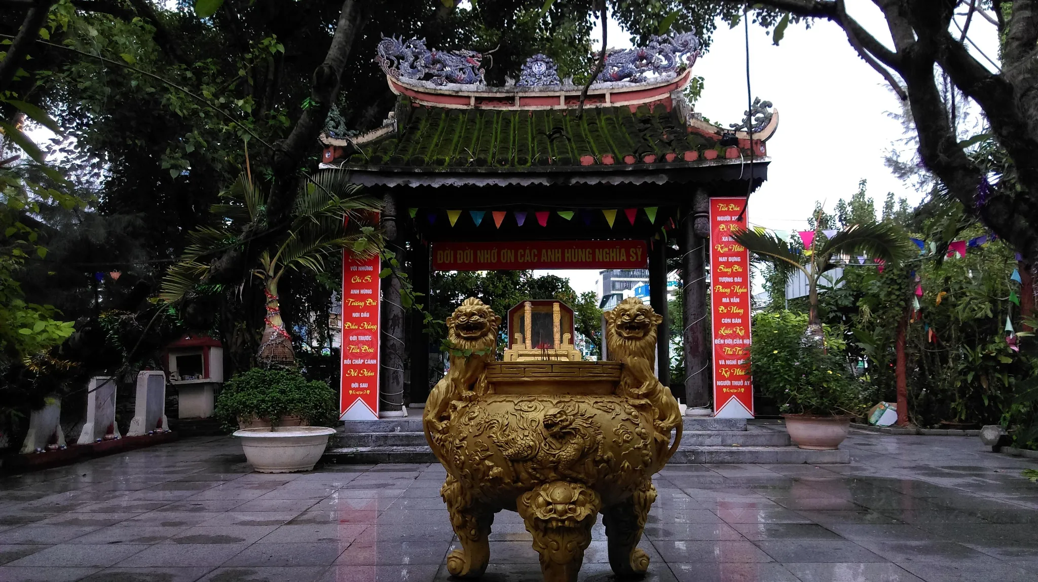 Cổng khu di tích Nghĩa Trủng Phước Ninh