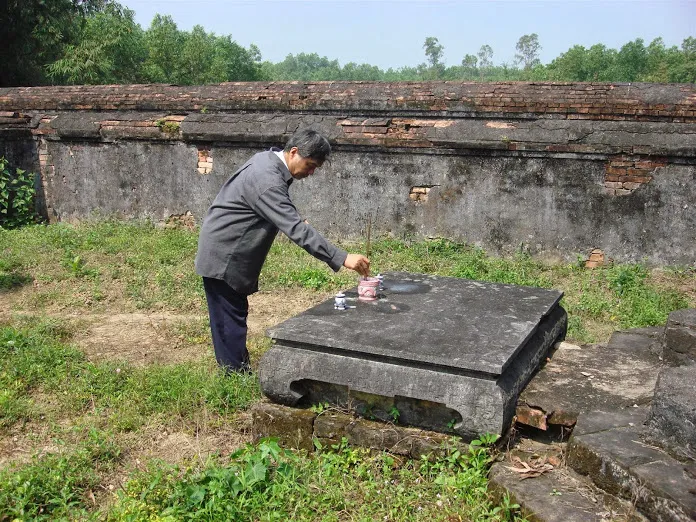 Mộ và hương án tại Lăng Hoàng Cô