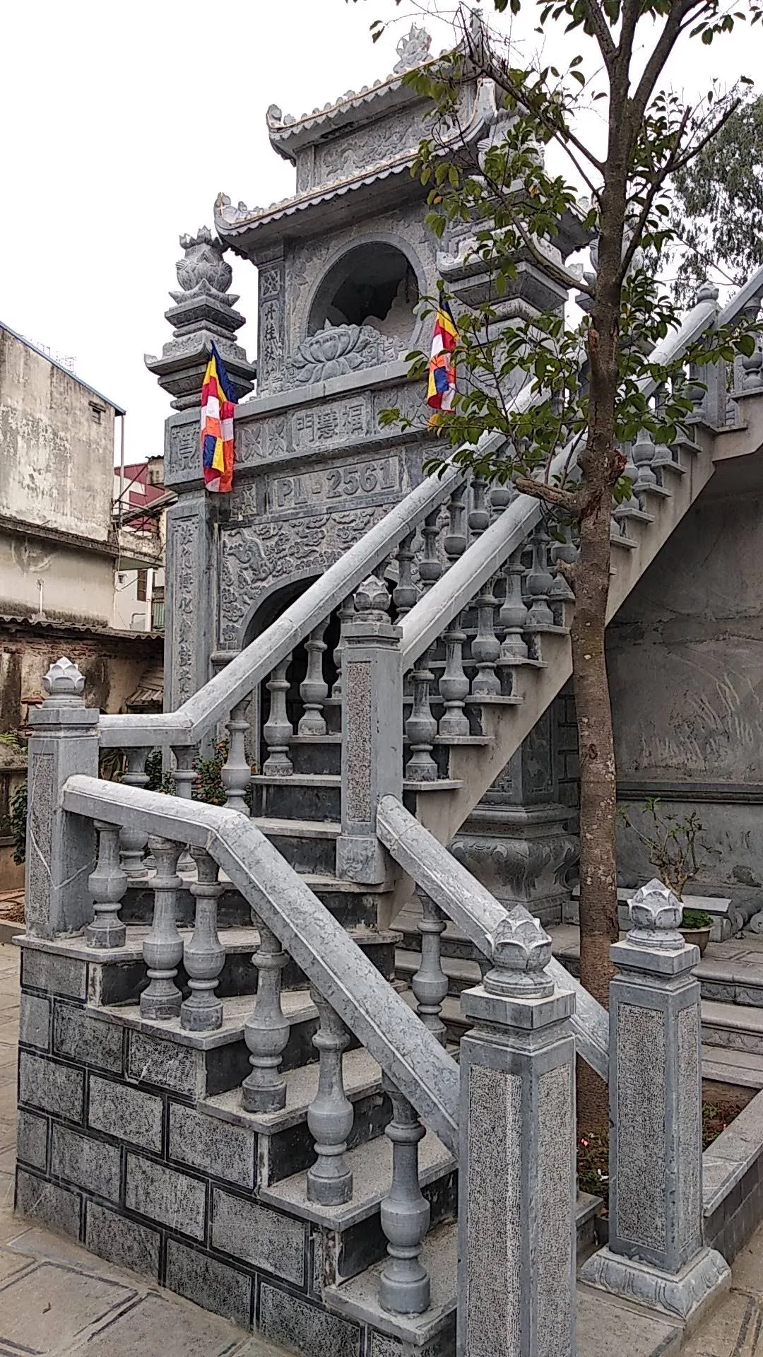 Cầu thang đá trong khuôn viên Chùa Tựu Liệt