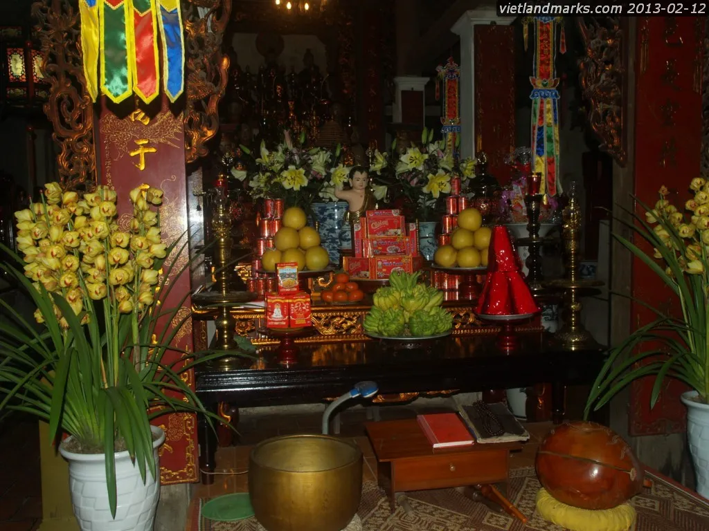 Ban thờ bên trong Chùa Đa Sỹ