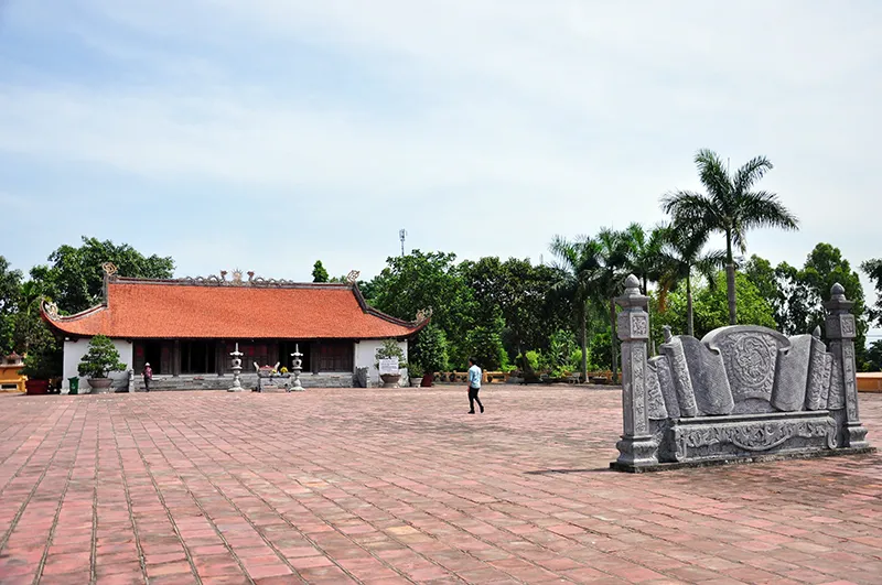 Cảnh quan Đền Trần Hưng Đạo - Miếu Vua Bà