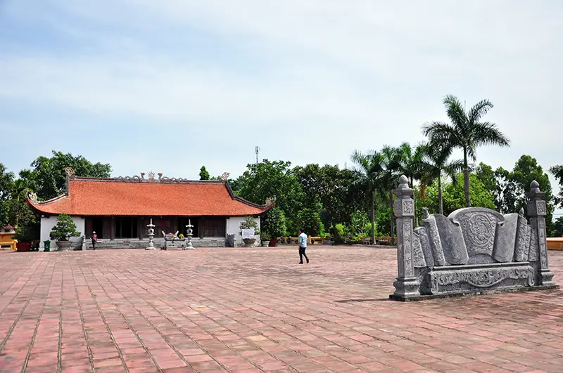 Cảnh quan Đền Trần Hưng Đạo - Miếu Vua Bà