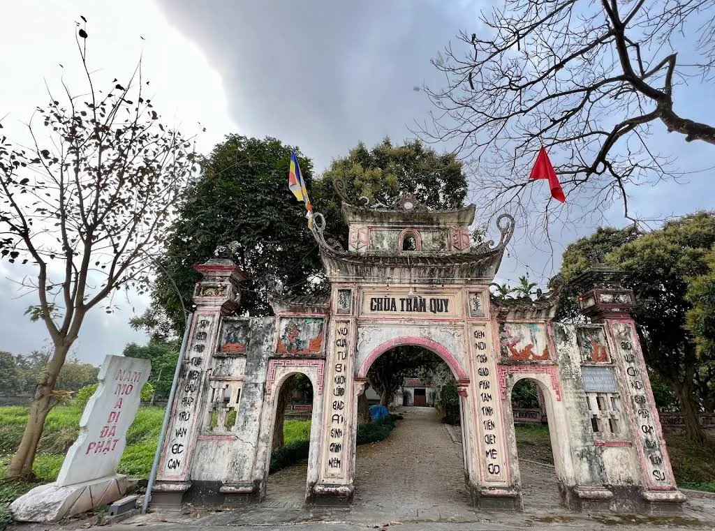Cổng tam quan Chùa Thần Qui