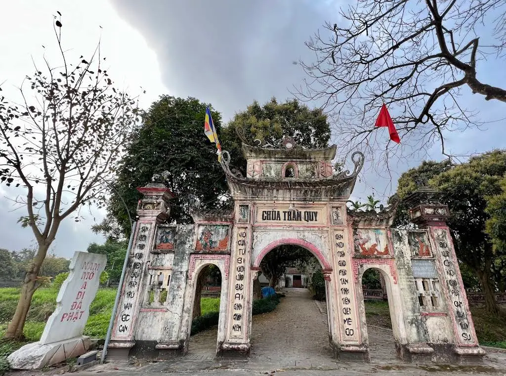 Cổng tam quan Chùa Thần Qui