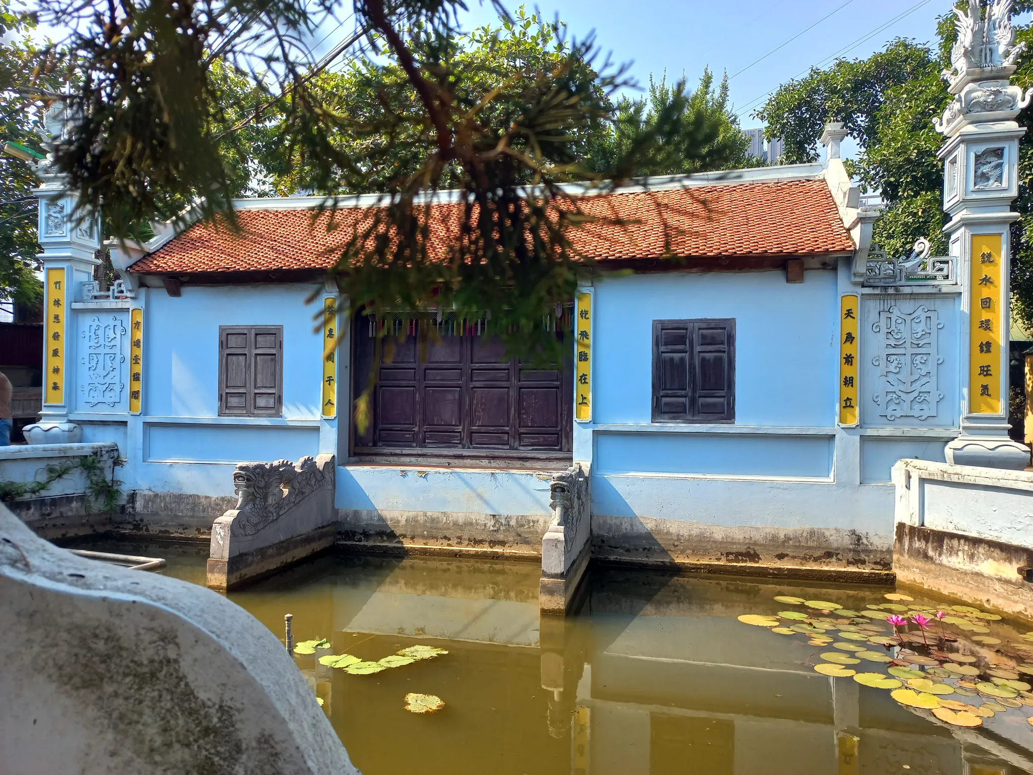 Chính diện miếu Miêu Nha