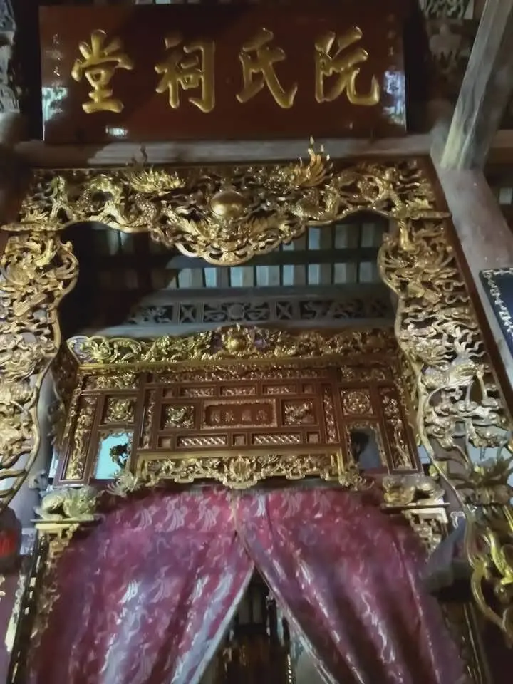 Bên trong Nhà thờ Trạng nguyên Nguyễn Trực