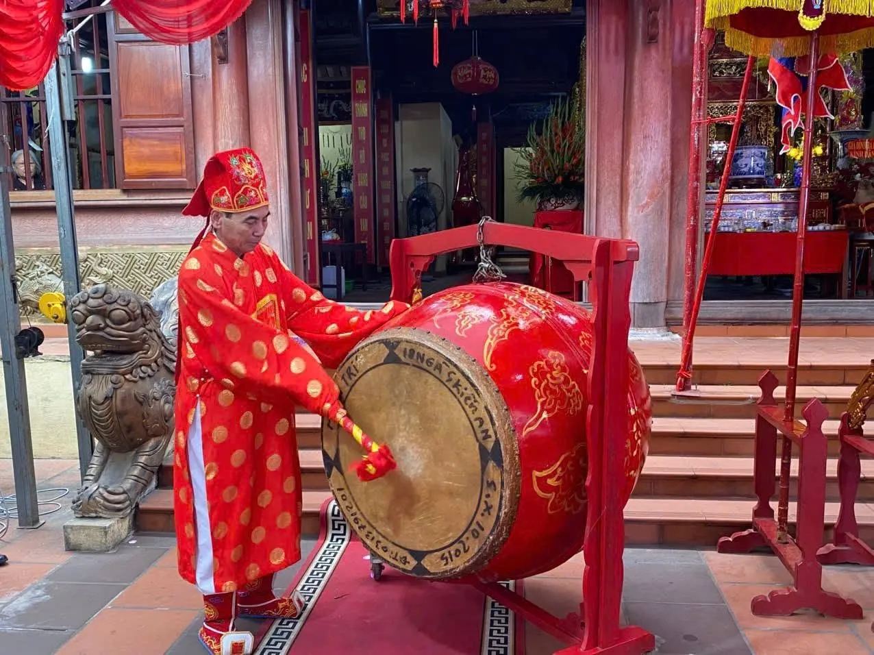 Đánh trống khai hội tại Lễ hội đình Phương Lưu