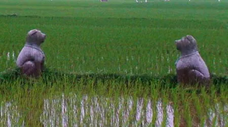Tượng chó đá gần trung tâm Mộ ông Quận