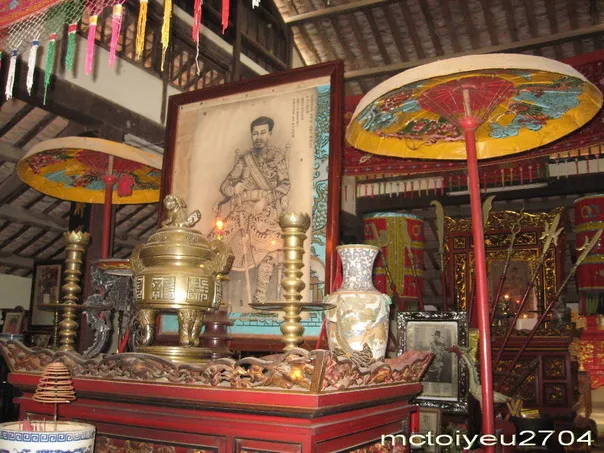 Ban thờ bên trong khu Lăng và Đền thờ Nguyễn Huỳnh Đức