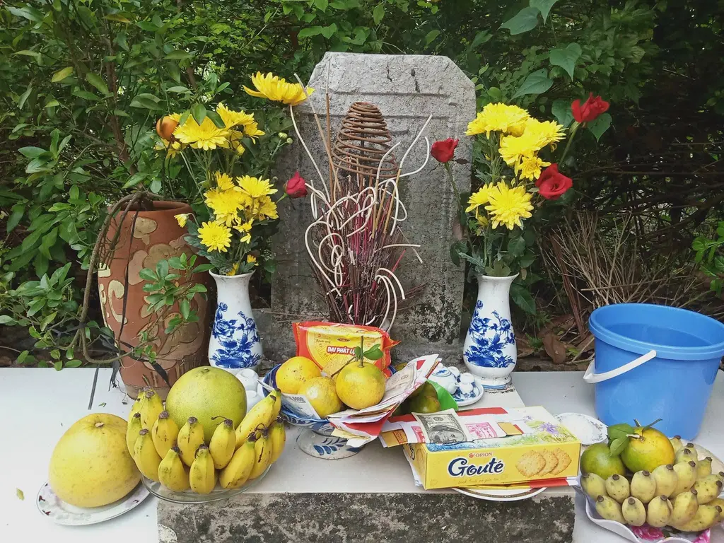 Ban thờ trong khôn viên Đền Hàm Rồng