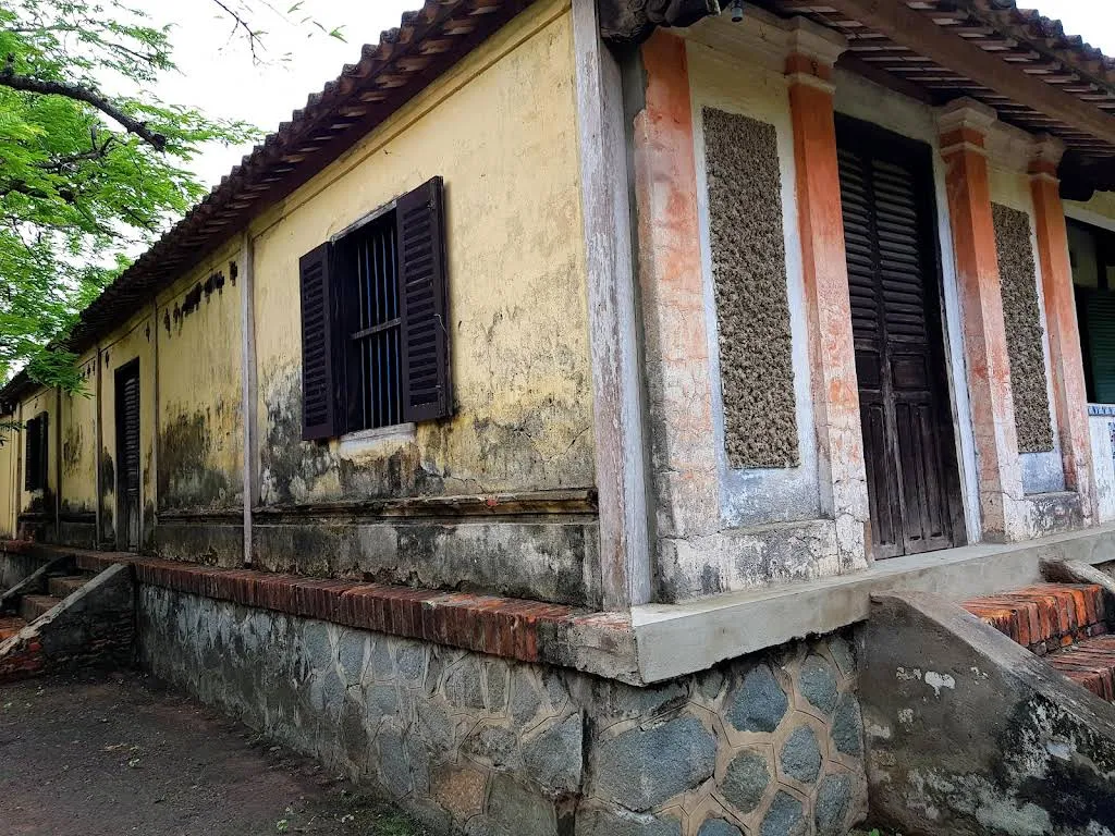 Cảnh quan di tích lịch sử văn hóa Nhà Trăm Cột