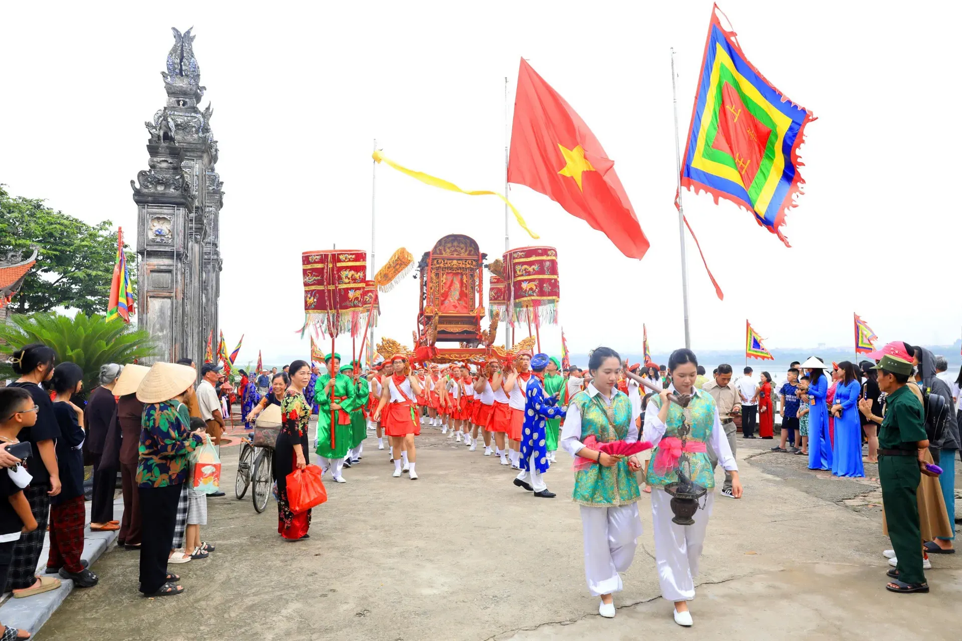 Đoàn rước tại Hội đình Chèm