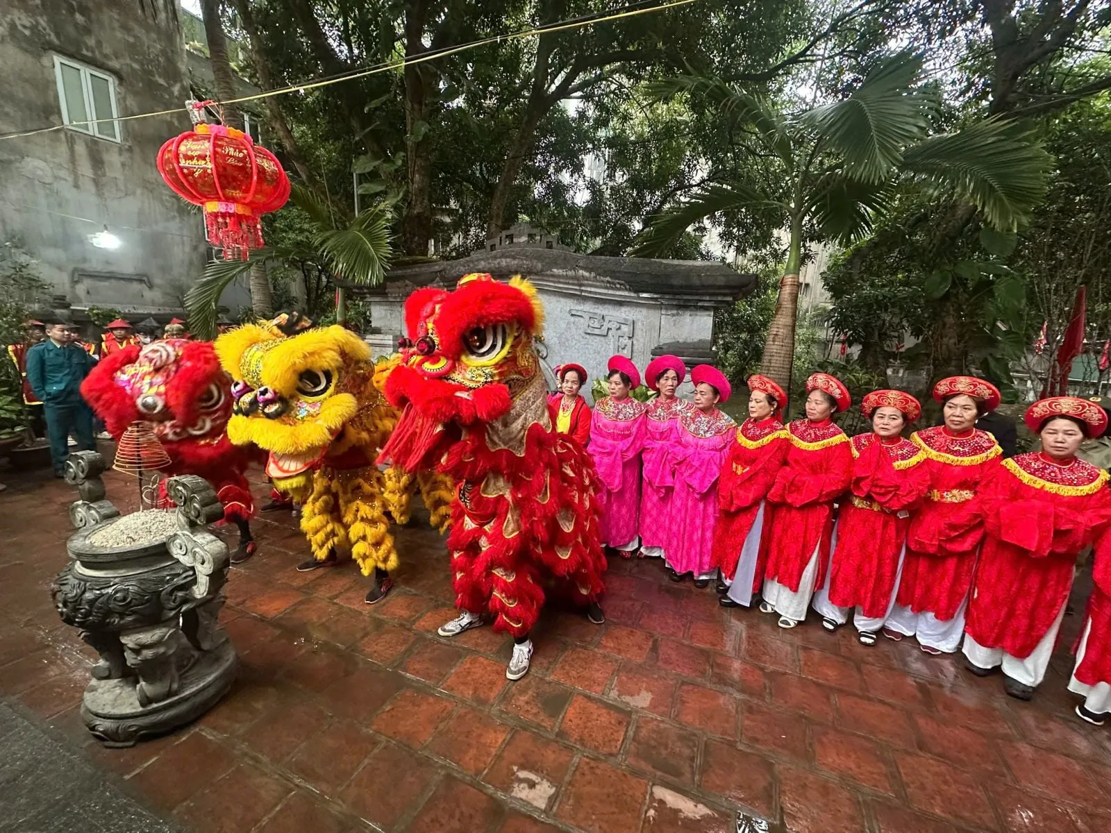 Đội Lân Sư Rồng thực hiện nghi thức tế trước cửa Nghè Mai Động tại Lễ hội vật truyền thống đình làng Mai Động