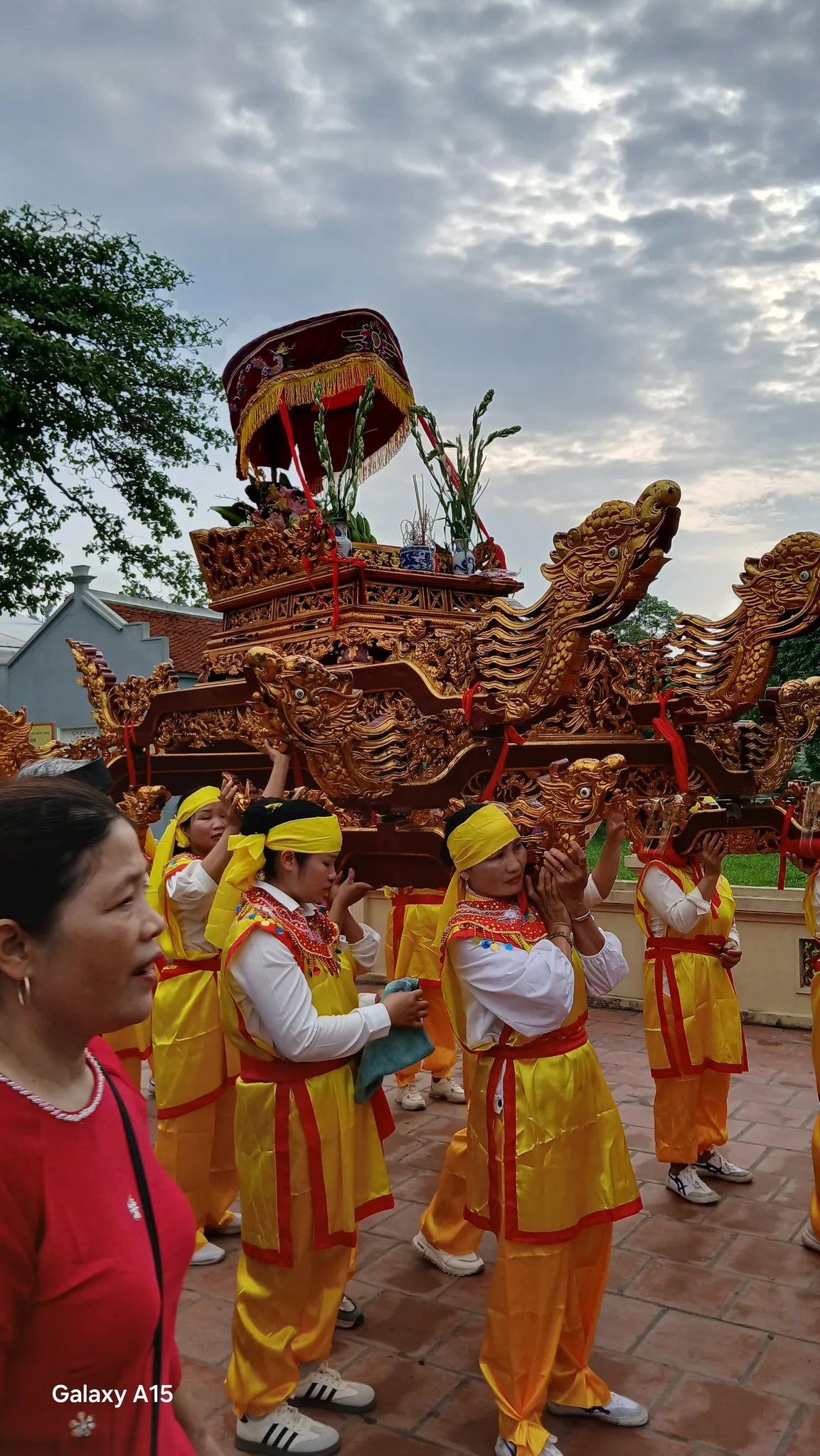 Rước kiệu ở hội làng Cổ Hiền