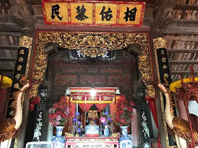 Bên trong đình Phí Trạch