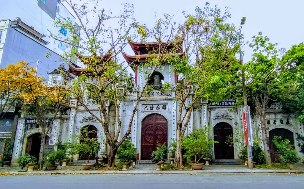 Không gian cảnh quan bên ngoài cổng tam quan di tích Chùa Thiên Phúc