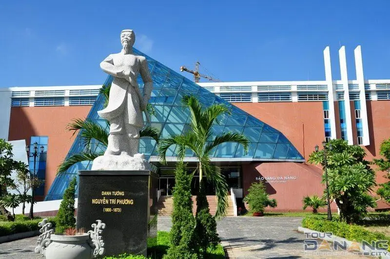 Tượng danh tướng Nguyễn Chi Phương