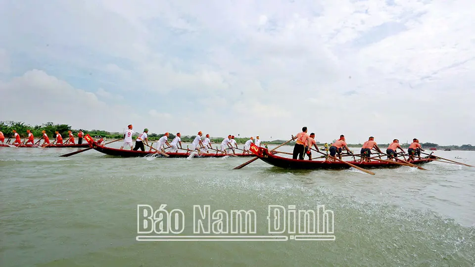 Bơi trải trên sông Ninh Cơ tại Lễ hội chùa Keo Hành Thiện