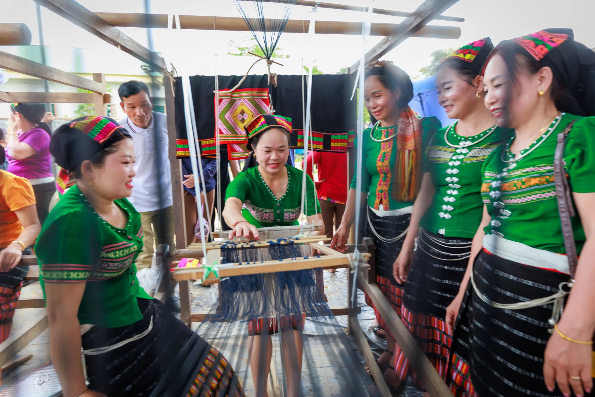 Trải nghiệm hội thi dệt thổ cẩm tại Lễ hội Môn Sơn -Lục Dạ