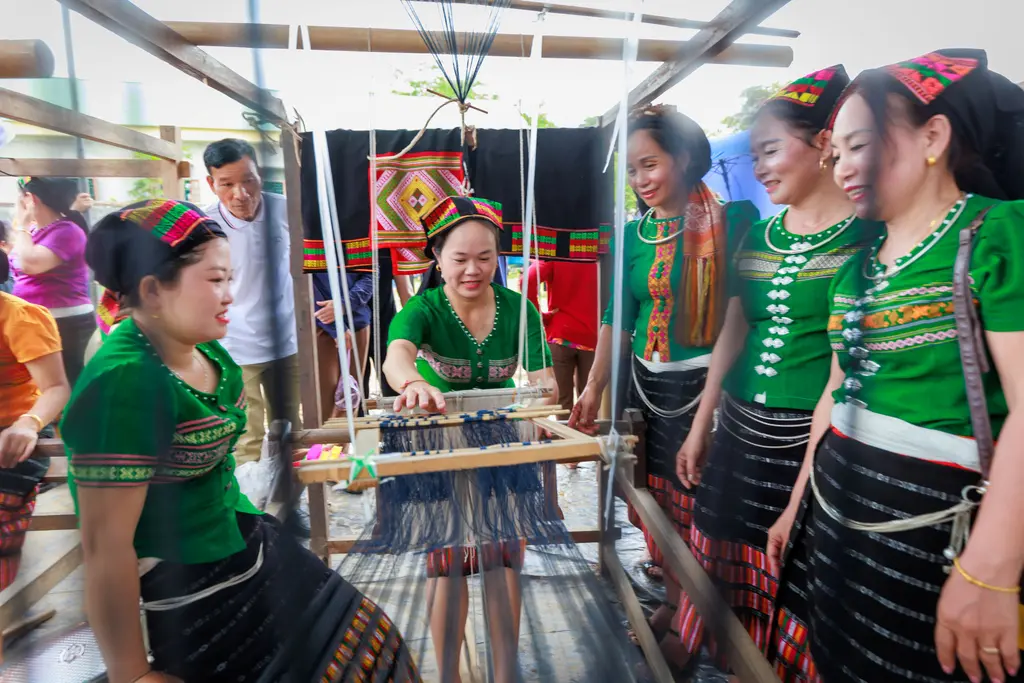Trải nghiệm hội thi dệt thổ cẩm tại Lễ hội Môn Sơn -Lục Dạ
